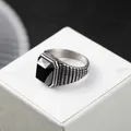 Anello vintage da uomo in acciaio inossidabile con grande gemma nera rettangolare e testurizzato - US 7 / Nero