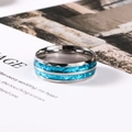 Dettaglio anello da uomo in acciaio inox con intarsi in conchiglia blu e bordi rifiniti - Taglia US 8 / Stile Conchiglia Blu Argento (SA1208)