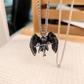 Detail van vintage roestvrijstalen aartsengel Michaël hanger met zwaard en vleugels - Hanger met Ketting