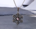 Vintage zilveren sneeuwvlok hanger ketting met paarse opaal op een stenen achtergrond - Roze Hanger Zonder Ketting