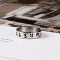 Anello vintage in acciaio inossidabile con incisione mantra su fascia testurizzata a onde - Taglia US 7