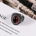 Vintage roestvrijstalen herenring met een ovale rode edelsteen en gesneden details - US Maat 7 / Rood