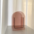 Detalle de jarrón de arco en acrílico rosa con diseño geométrico y estilo minimalista - Estilo Arco (20*14cm)