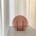 Primer plano del jarrón geométrico de acrílico rosa translúcido con ranura cuadrada - Estilo Semicírculo (17*8cm)