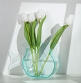 Vaso da fiori moderno ondulato in acrilico blu chiaro trasparente con tulipani - Taglia Grande / Ciano Trasparente