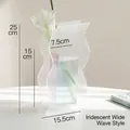 Vaso in acrilico moderno con motivo a onde ampie e finitura grigio fumo iridato - Stile Onda a Coste