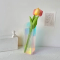 Irisierende Acryl-Blumenvase mit vertikalen Rippen und einzigartigem asymmetrischem Rand - Dichroitischer Gerippter Bogen