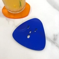 Blauer Acryl-Untersetzer mit Smiley und oranger Untersetzer auf Marmortisch - Blau