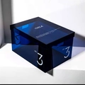 Scatola portaoggetti minimalista in acrilico blu navy con logo bianco e marcatura n. 3 - M Blu