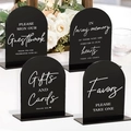 Set di quattro cartelli nuziali in acrilico nero con calligrafia bianca e basi - Nero