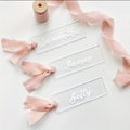Gepersonaliseerde acryl tafelkaartjes met roze chiffon lint voor bruiloft decoratie - Met lint