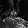 Anello croce gotica in argento antico con pietra rossa centrale su roccia nera - Taglia US 7