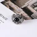 Anello largo in acciaio al titanio retrò con pietra nera e rilievi a croce gotica - US 7 / Nero