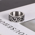 Vue macro de bague vintage en acier inoxydable avec motifs de tournesol en relief - Taille US 7