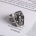 Vue macro d'une bague cercueil gothique avec relief de crâne et gravures celtiques - Taille US 7