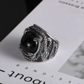 Dettaglio macro dell'anello gotico con scaglie di drago e pietra nera lucida - Taglia US 7 / Nero