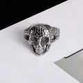 Gotischer silberner Totenkopfring mit Kieselsteinstruktur im Vintage-Punk-Stil auf Karte - US Größe 7