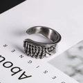 Gedetailleerd zicht op engelenvleugel textuur op retro zilveren verstelbare ring - US Maat 8