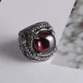 Anello uomo retrò con texture a squame di drago e grande pietra di zircone rosso - Taglia US 8 / Rosso