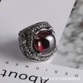 Anello uomo retrò con texture a squame di drago e grande pietra di zircone rosso - Taglia US 8 / Rosso