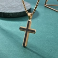 Pendaglio a croce da uomo in titanio con carbonio nero e collana a catena box dorata - Ciondolo Oro + Catena di Perle Oro