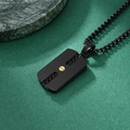 Collana con piastrina nera stile industriale, vite dorata e inserto in pelle intrecciata - Ciondolo con Catena di Perle / Nero
