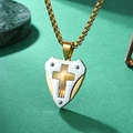Collana con ciondolo a scudo bicolore con croce dorata e trama radiale su catena box - Ciondolo Oro Con Catena Di Perle Oro