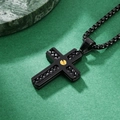 Herren Kreuzkette aus schwarzem Edelstahl mit Karbonfaser-Inlay und goldenem Schraubendetail - Schwarzer Anhänger mit Schwarzer Kugelkette