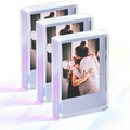 Drei schillernde Acryl-Fotorahmen mit lebendigen Regenbogen-Lichtreflexionen auf Weiß - Irisierendes Set
