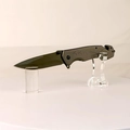 Taktisches Klappmesser in Olivgrün auf Acrylständer mit Gurtmesser und Glasbrecher - Transparenter Zylinderstil