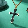 Collier pendentif croix bicolore noir et or avec rivets et chaîne à mailles carrées - Pendentif Or Noir Avec Chaîne Or