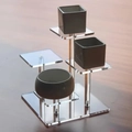 Espositore in acrilico a livelli con vasi in ceramica su una superficie di legno - Supporto a Gradini 4 Livelli Con Vasi Ceramica (X-007)