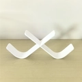 Weißer X-förmiger Acryl-Displayständer für Bücher und Tablets auf einem Holzschreibtisch - Weißer Halter