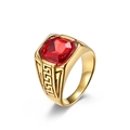 Anello in acciaio placcato oro con rubino rosso rettangolare e motivi a greca - US 8 / Oro