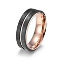 Anello uomo con intarsio in fibra di carbonio nera e fascia interna in acciaio rosa - US 9 / Oro rosa
