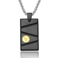 Collana uomo con pendente quadrato finitura nera spazzolata ed emblema V dorato - Pendente Nero