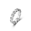 Detailansicht eines silbernen Eternity-Rings mit Zirkonia-Steinen in Zargenfassung - Silber