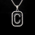 Collana con pendente C, smalto nero e strass su una catena a maglia veneziana - Lettera C