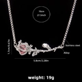 Collar largo de rosa en acero plateado con cristal rosa y cadena de 70cm de largo - Rosa 3D Rosa
