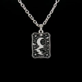 Pendentif Tarot La Lune vintage en acier inoxydable avec design carré argenté bosselé - Tarot de la Lune