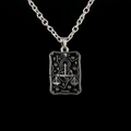 Collier en acier inoxydable argenté avec pendentif Tarot Justice gravé en noir - Carte de Tarot Justice