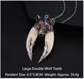 Primer plano del colgante de doble colmillo de lobo con ojos rojos y piedra decorativa - Cabeza de Lobo Grande (Cabeza de Lobo Grande + Cadena de Acero 70cm)