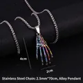Regenbogen Punk Skeletthand Anhänger Halskette mit Edelstahlkette für coolen Stil - Skeletthand Stil (彩魔掌1号+70cm钢链)