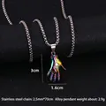 Regenbogenfarbene Palm-Anhänger-Halskette mit allsehendem Auge und hohlen Details - Allsehendes Auge Hamsa Stil (彩魔掌2号+70cm钢链)