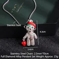 Collar con colgante de oso navideño con pedrería brillante y corazón rojo en estuche verde - Oso de Navidad