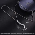 Collar punk con colgante de guadaña en acero de titanio plateado sobre fondo oscuro - Guadaña