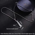 Collar con colgante abridor de botellas Estatua de la Libertad sobre fondo negro - Machete
