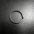 Anello portachiavi nero opaco in acciaio per campanello moto su fondo in pelle - Anello Portachiavi in Ferro Nero