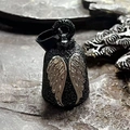 Dettaglio macro del campanello con ali d'angelo gotico su fondo di pietra - Campana Singola Nero-Argento