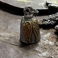 Dettaglio del campanello da moto vintage con ali d'angelo dorate e texture di roccia - Campanello Singolo Bicolore Oro